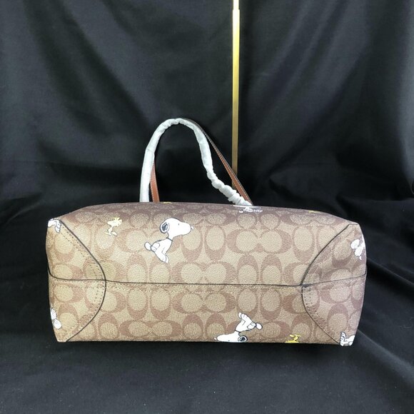 NWT COACH Peanuts Snoopy Tote bag! - Picture 5 of 14